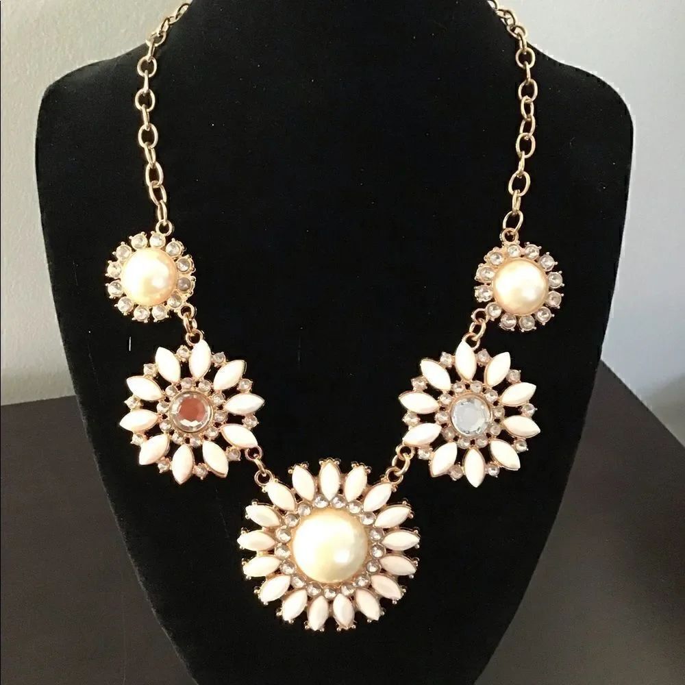 🌺 Stunning Jeweled bib style crystal necklace 🌺